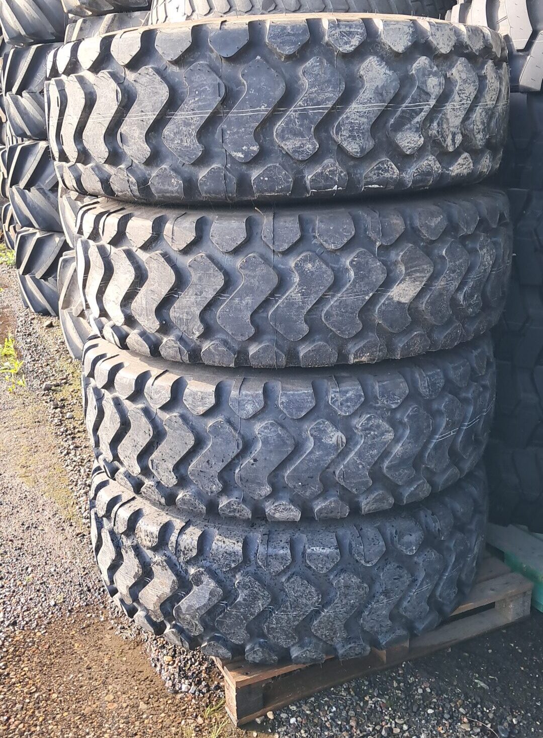 15.5R25 Michelin Xha XFR55(4)
12x25 10/281/335 Gul/Volvo L45H
