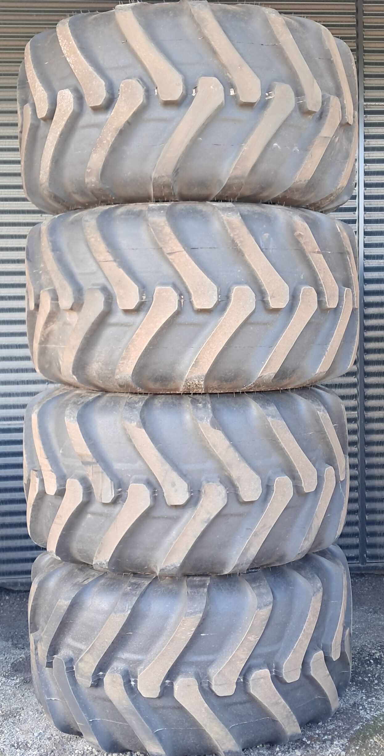 750/55R26.5 Alliance Agriloader 177B H190(4)
24X26.5 12/371/425 Ø24 ET-50 CNH grå Afm.