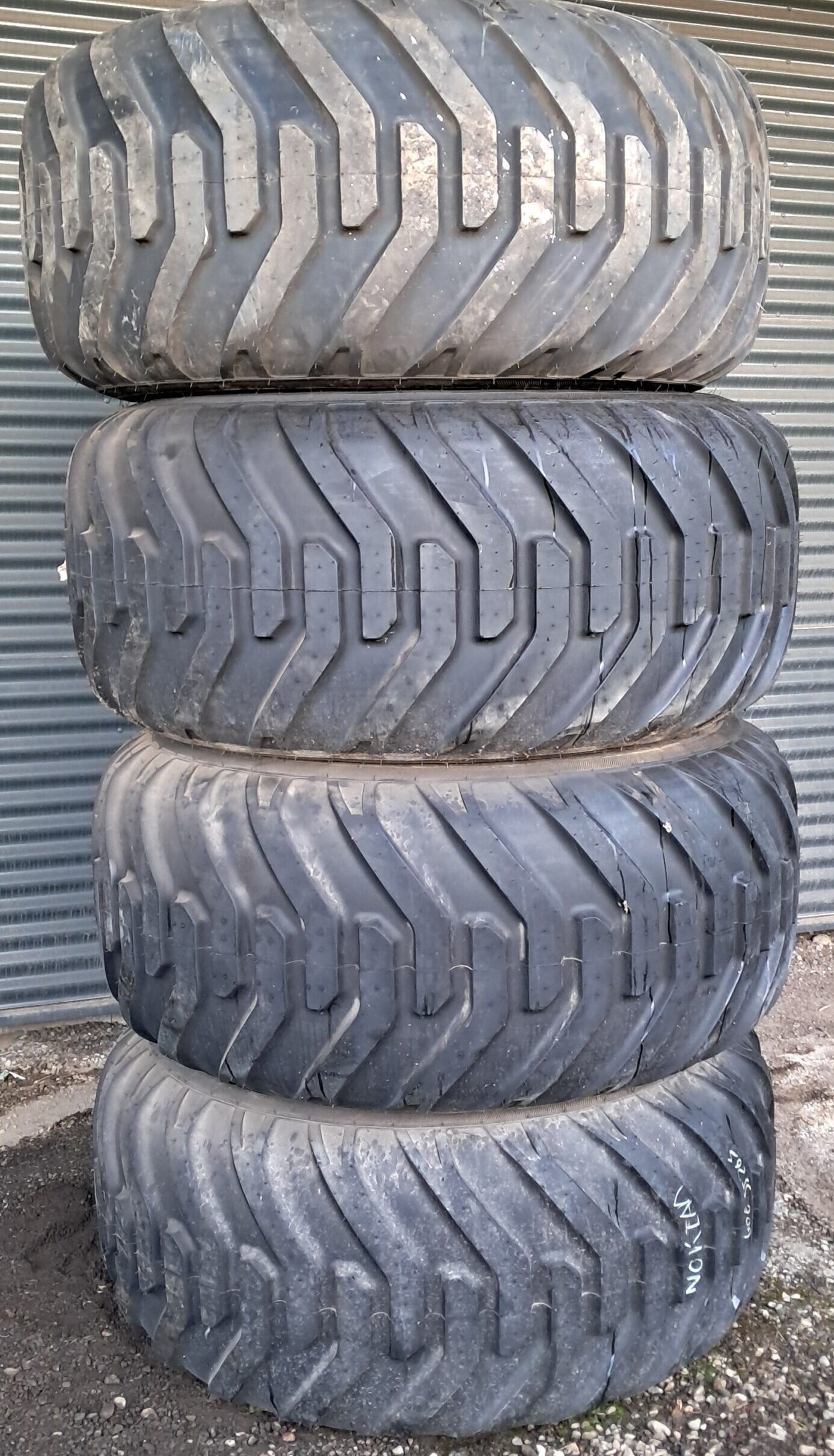 600/55R26.5 Nokian ELS H200(4)
20x26.5 10/281/335 ø24 ET-135/sølv